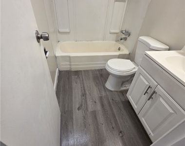 1075 E Desert Inn Road - Photo Thumbnail 6