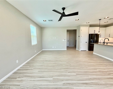 4442 Frias Falls Avenue - Photo Thumbnail 5