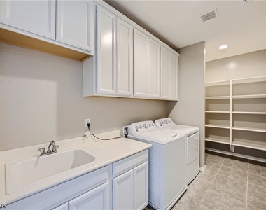 12165 Edgehurst Court - Photo Thumbnail 21