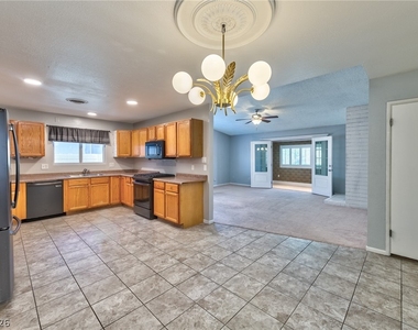 1824 Saylor Way - Photo Thumbnail 3