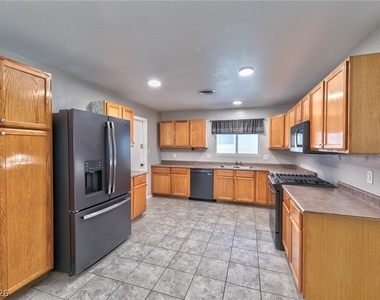 1824 Saylor Way - Photo Thumbnail 4