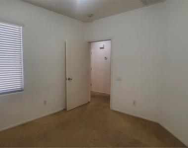 6868 Sky Pointe Drive - Photo Thumbnail 18