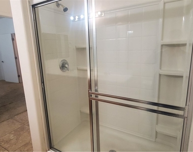 6868 Sky Pointe Drive - Photo Thumbnail 4