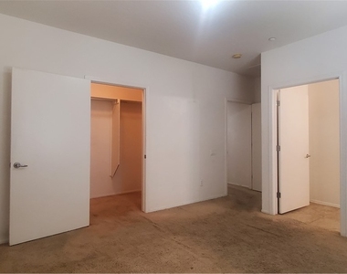 6868 Sky Pointe Drive - Photo Thumbnail 10