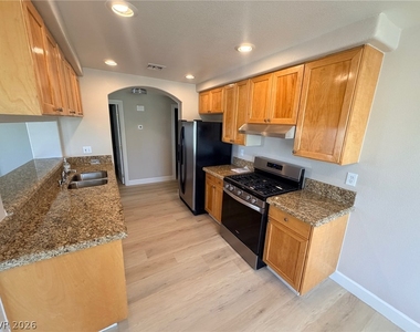7605 Rolling View Drive - Photo Thumbnail 7
