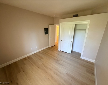 7605 Rolling View Drive - Photo Thumbnail 20