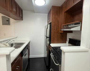 440 East 78th Street - Photo Thumbnail 2