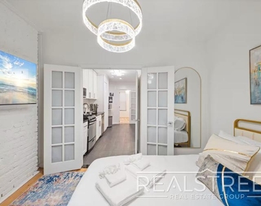 109 Madison Street - Photo Thumbnail 6
