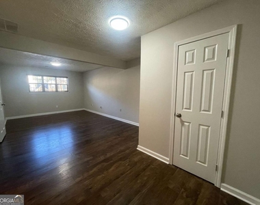 3015 Cascade Manor Drive - Photo Thumbnail 3