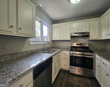 1192 Ashborough Drive Se - Photo Thumbnail 15