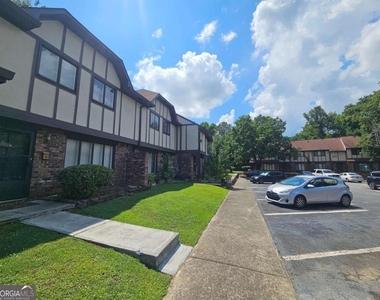 1192 Ashborough Drive Se - Photo Thumbnail 2