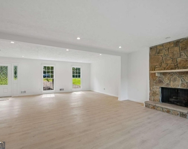 5132 Willow Point Parkway - Photo Thumbnail 3