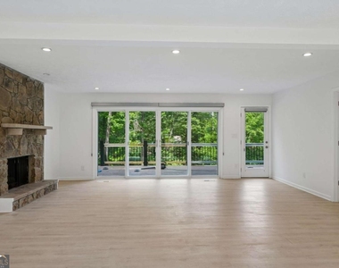 5132 Willow Point Parkway - Photo Thumbnail 2