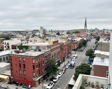 977 Manhattan Avenue - Photo Thumbnail 4