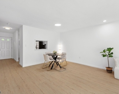309 English Place - Photo Thumbnail 7