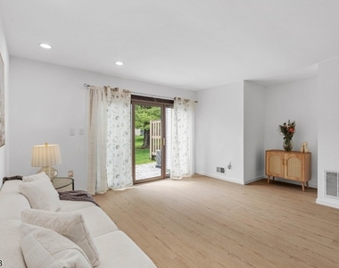 309 English Place - Photo Thumbnail 10