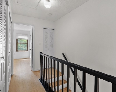 309 English Place - Photo Thumbnail 12