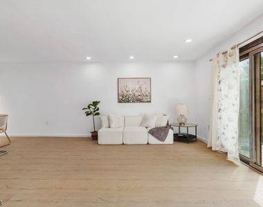 309 English Place - Photo Thumbnail 9