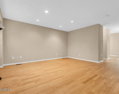 87 Richmond Court S - Photo Thumbnail 1