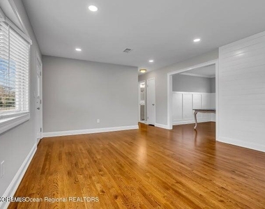 19 Bradley Avenue - Photo Thumbnail 2