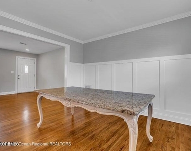 19 Bradley Avenue - Photo Thumbnail 5