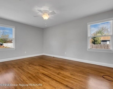 19 Bradley Avenue - Photo Thumbnail 12