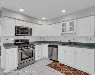 19 Bradley Avenue - Photo Thumbnail 7
