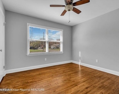 19 Bradley Avenue - Photo Thumbnail 15