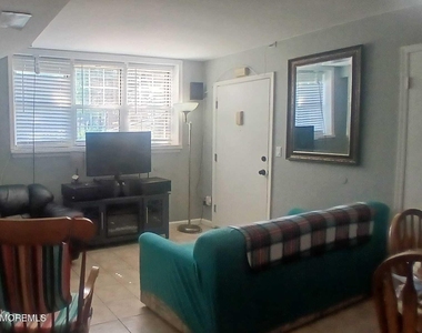 124 College Drive - Photo Thumbnail 1