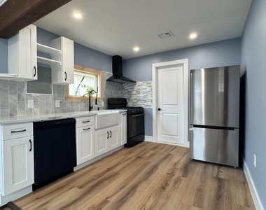 919 Ellison Avenue - Photo Thumbnail 3