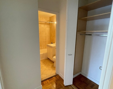 East 49 Street - Photo Thumbnail 5
