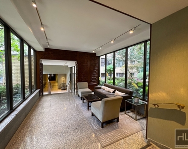 East 49 Street - Photo Thumbnail 8