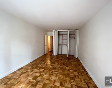 East 49 Street - Photo Thumbnail 3