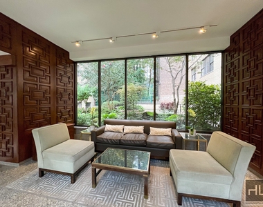 East 49 Street - Photo Thumbnail 7
