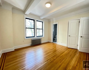 East 92 Street - Photo Thumbnail 3