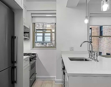 East 57th Street - Photo Thumbnail 4