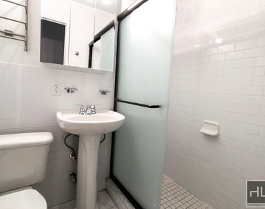 East 71 Street - Photo Thumbnail 8