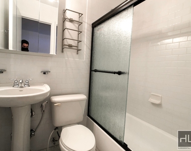 East 71 Street - Photo Thumbnail 7