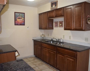 1806 Family Circle - Photo Thumbnail 8
