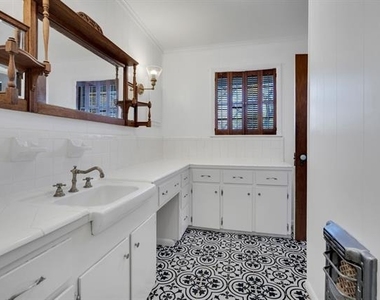 1122 W Main Street - Photo Thumbnail 5