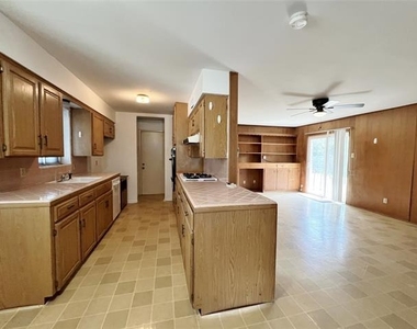 3641 Townsend Drive - Photo Thumbnail 5