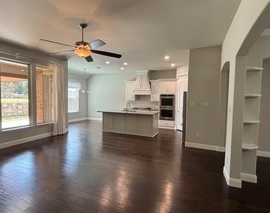 560 Darian Drive - Photo Thumbnail 8