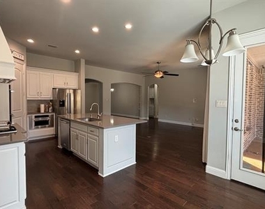 560 Darian Drive - Photo Thumbnail 10