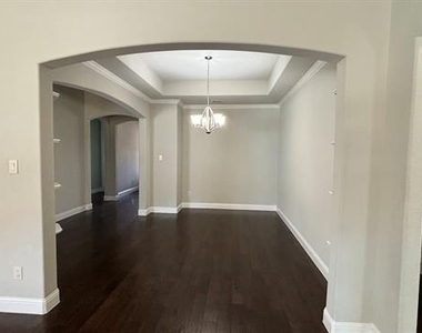 560 Darian Drive - Photo Thumbnail 7