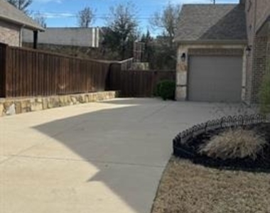 560 Darian Drive - Photo Thumbnail 29