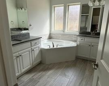 560 Darian Drive - Photo Thumbnail 13