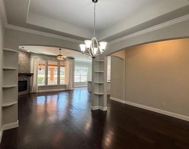 560 Darian Drive - Photo Thumbnail 6