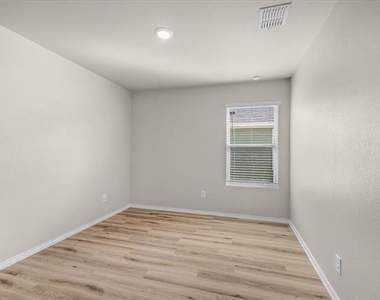 1412 Silver Oak Lane - Photo Thumbnail 20