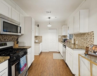 5318 Vanderbilt Avenue - Photo Thumbnail 3