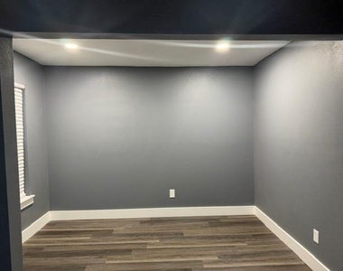 405 E Evans Street - Photo Thumbnail 3
